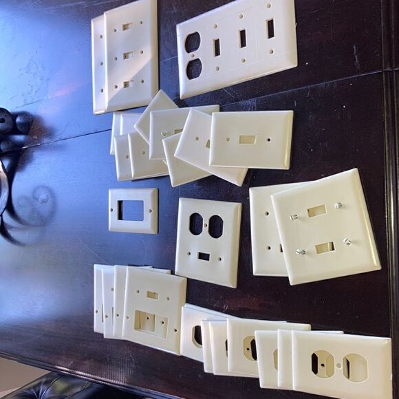 Switch plate covers and screws Ivory Various sizes Approximately 35 - Picture 1 of 3